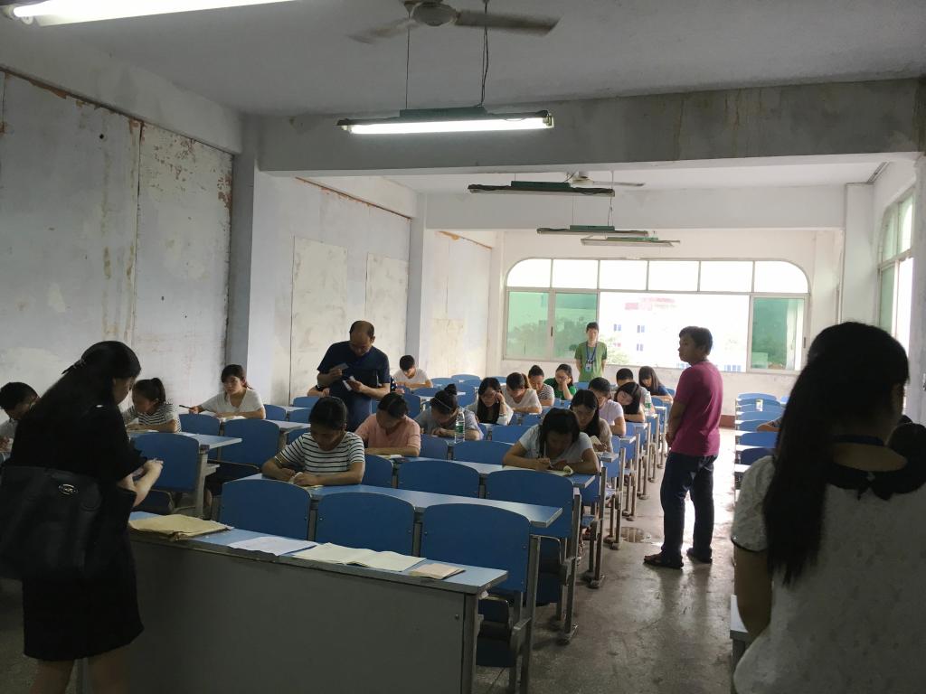 四川师范大学省考巡视组检查考场情况